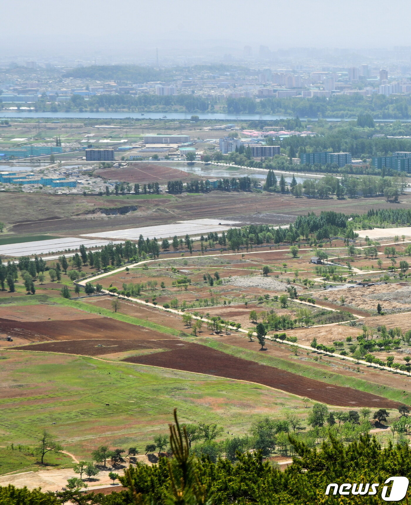 본문 이미지 - (서울=뉴스1) 지난해 방북한 재미교포가 촬영한 안학궁터의 서쪽 성벽터 모습. 성벽 안쪽까지 농사를 짓고 있는 모습이 보인다. (평화경제연구소 제공) 2020.10.17./뉴스1 photo@news1.kr