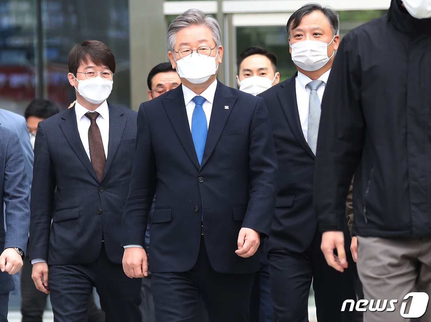 본문 이미지 - 공직선거법 위반 등 혐의로 불구속기소돼 파기환송심서 무죄 선고를 받은 이재명 경기도지사가 지난 10월 16일 오전 경기 수원시 영통구 수원고등법원에서 열린 파기환송심 선고 공판을 마치고 법원을 나서고 있다. 2020.10.16/뉴스1 ⓒ News1 조태형 기자