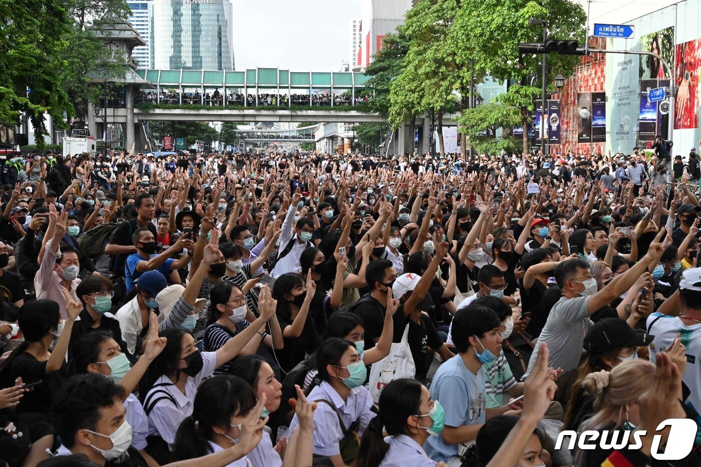 본문 이미지 - 15일&#40;현지시간&#41; 태국 방콕에서 정치ㆍ군주제 개혁을 요구하는 민주화운동 시위대가 일제히 독재에 대한 저항을 뜻하는 ‘세 손가락 경례’ 를 하고 있다. 2020.10.15 ⓒ AFP=뉴스1 