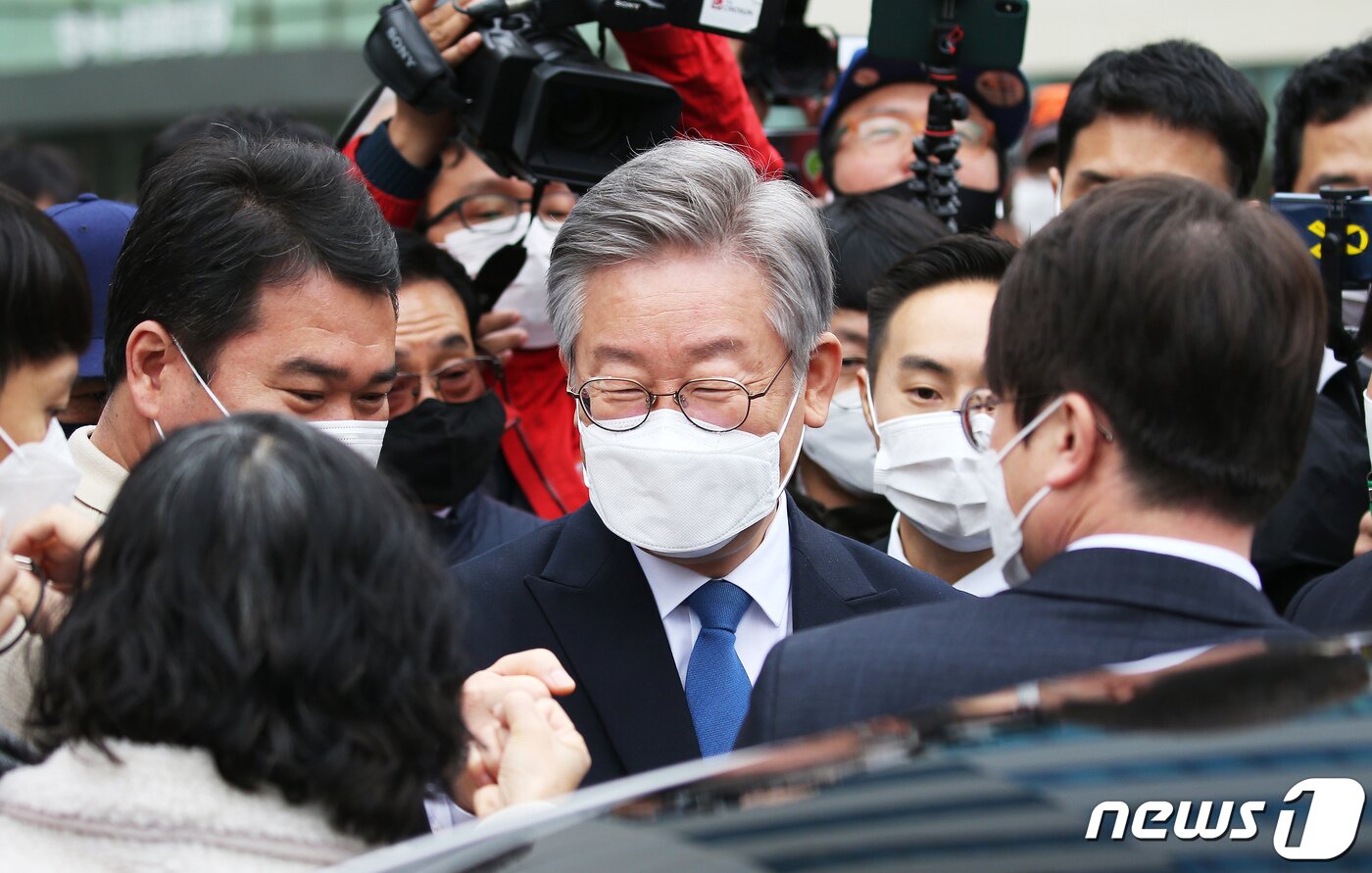 본문 이미지 - 공직선거법 위반 등 혐의로 불구속기소돼 파기환송심서 무죄 선고를 받은 이재명 경기도지사가 지난해 10월 오전 경기도 수원시 영통구 수원고등법원에서 열린 파기환송심 선고 공판을 마치고 지지자들과 인사를 나누고 있다. 2020.10.16/뉴스1 ⓒ News1 조태형 기자