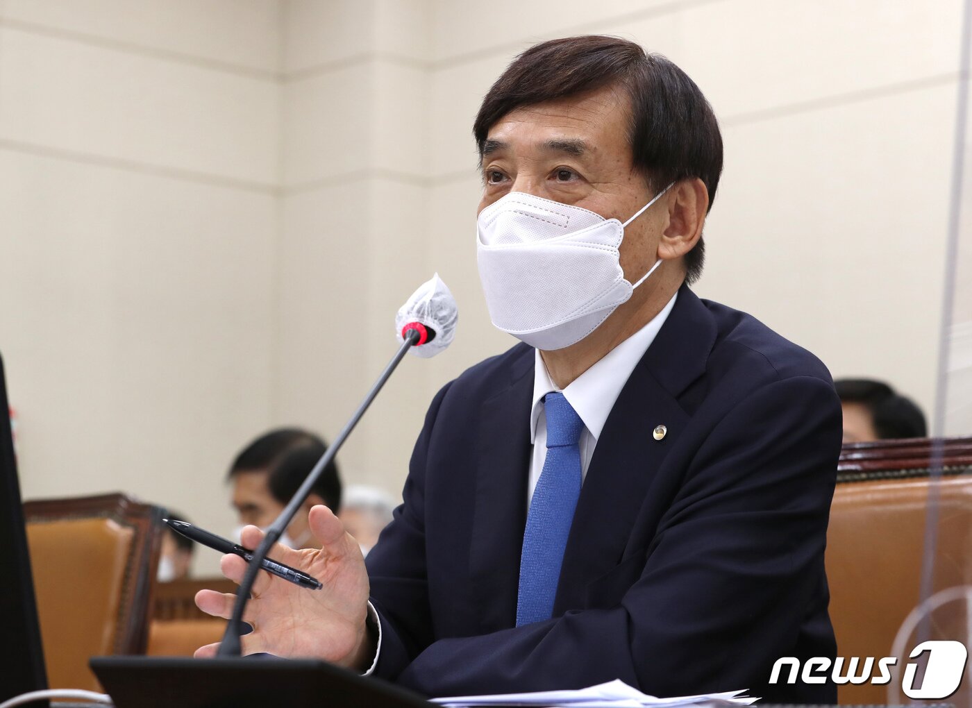 본문 이미지 - 이주열 한국은행 총재가 16일 서울 여의도 국회에서 열린 기획재정위원회의 한국은행에 대한 국정감사에서 질의에 답변하고 있다. 2020.10.16/뉴스1 ⓒ News1 신웅수 기자