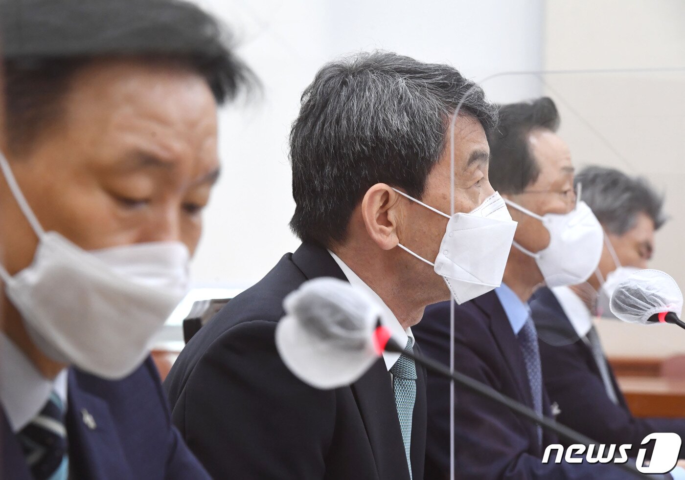 본문 이미지 - 이계문 서민금융진흥원 원장(왼쪽부터), 이동걸 한국산업은행 회장, 윤대희 신용보증기금 이사장, 윤종원 중소기업은행은행장이 16일 오전 서울 여의도 국회에서 열린 정무위원회의 신용보증기금, 한국산업은행, 중소기업은행, 서민금융진흥원에 대한 국정감사에서 의원들의 질의를 듣고 있다. 2020.10.16/뉴스1 ⓒ News1 박세연 기자