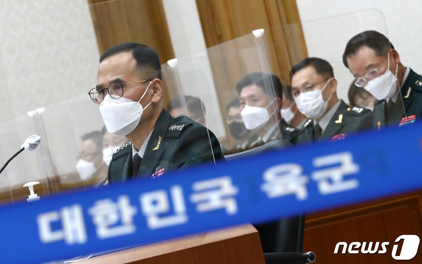 본문 이미지 - 남영신 육군참모총장이 16일 오전 충남 계룡대에서 열린 국회 국방위원회 육군본부에 대한 국정감사에서 의원 질의를 경청하고 있다. 2020.10.16/뉴스1 ⓒ News1 김기태 기자