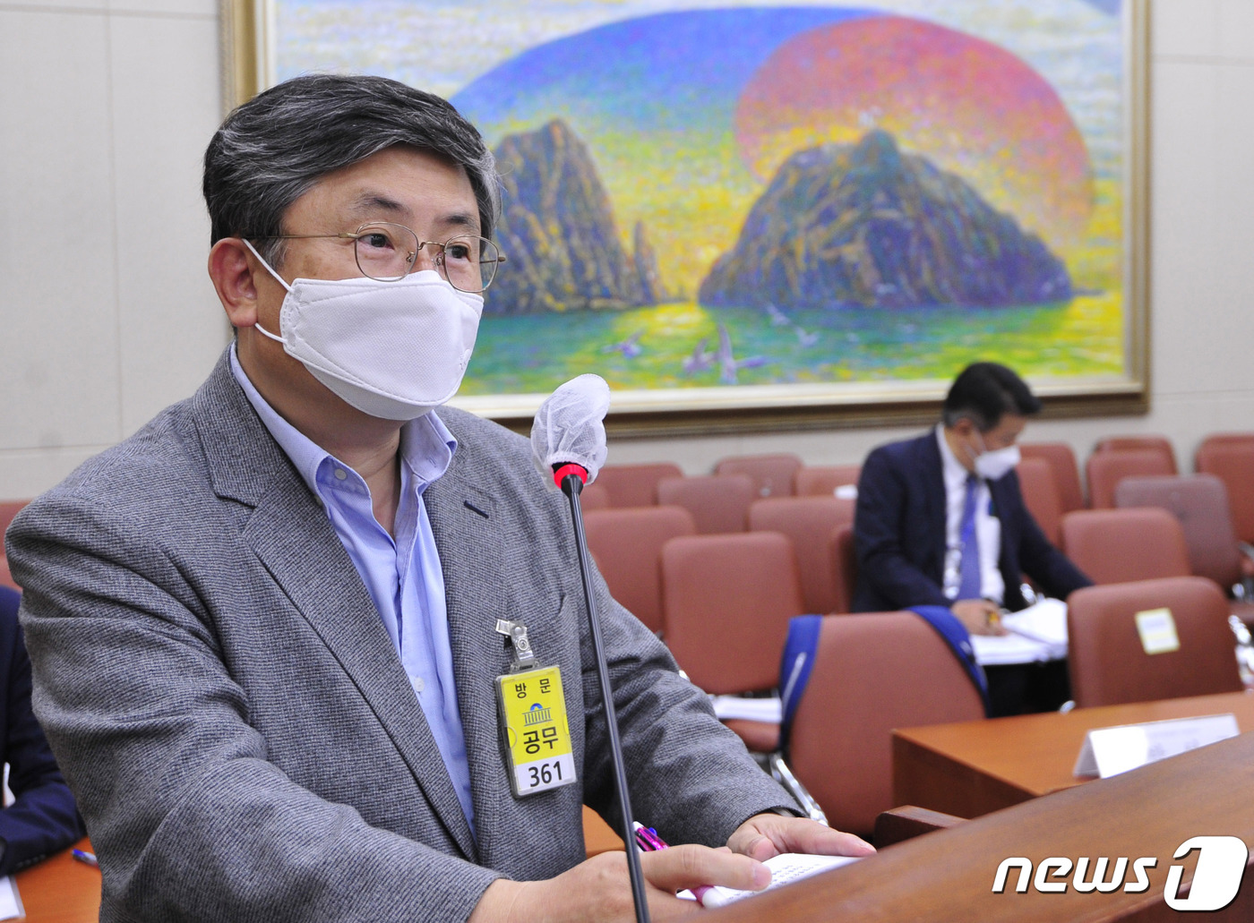 (서울=뉴스1) 신웅수 기자 = 박선종 숭실대 교수가 16일 오후 서울 여의도 국회에서 열린 정무위원회의 신용보증기금·한국산업은행·중소기업은행·서민금융진흥원에 대한 국정감사에서 키 …