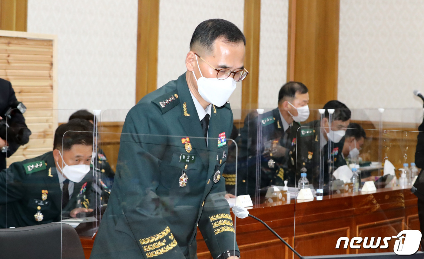 (계룡=뉴스1) 김기태 기자 = 남영신 육군참모총장이 16일 오후 충남 계룡대에서 열린 국회 국방위원회 육군본부에 대한 국정감사를 마치고 자리에서 일어나고 있다. 2020.10.1 …