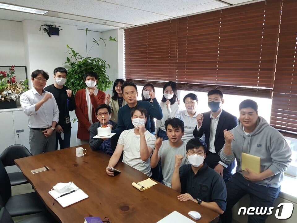본문 이미지 - 국민의힘 경기도지사 후보군 중 한 명인 남경필 전 경기지사.(앞줄에서 4번째)/ⓒ 뉴스1