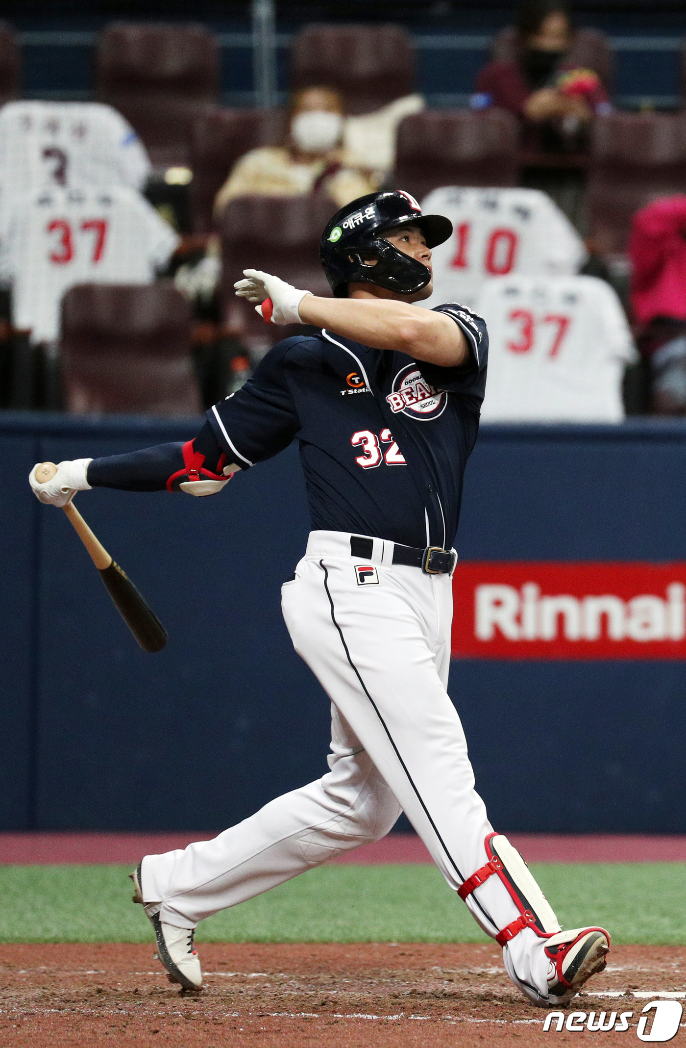 (서울=뉴스1) 황기선 기자 = 16일 오후 서울 구로구 고척스카이돔에서 열린 '2020 프로야구 신한은행 SOL KBO리그' 두산 베어스와 키움 히어로즈의 경기 7회초 2사 1루 …