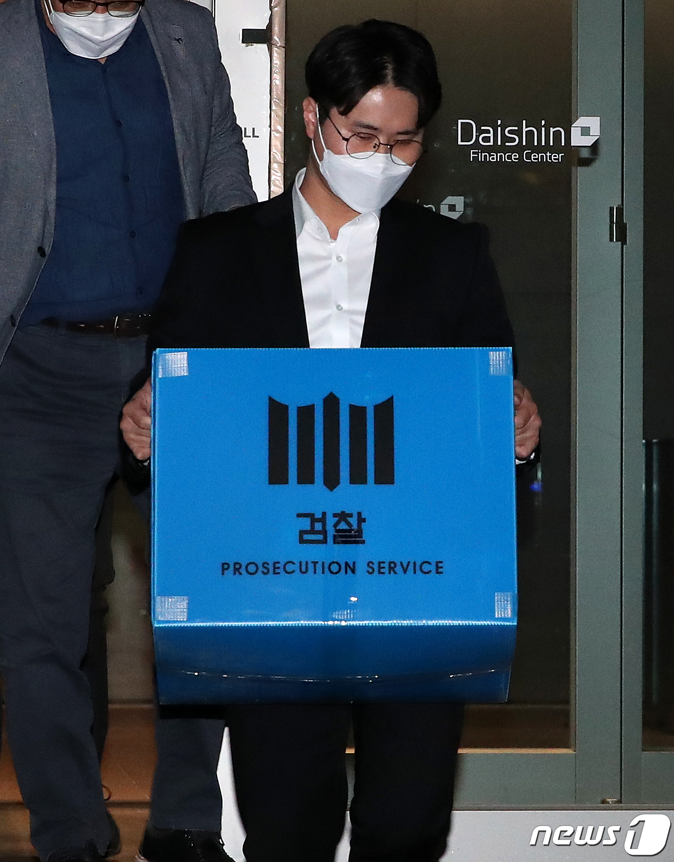 (서울=뉴스1) 이승배 기자 = 옵티머스자산운용 펀드 사기 사건을 수사 중인 검찰이 16일 오후 서울 중구 대신증권 본사에서 압수수색을 마치고, 압수물품상자를 들고 차량으로 향하고 …