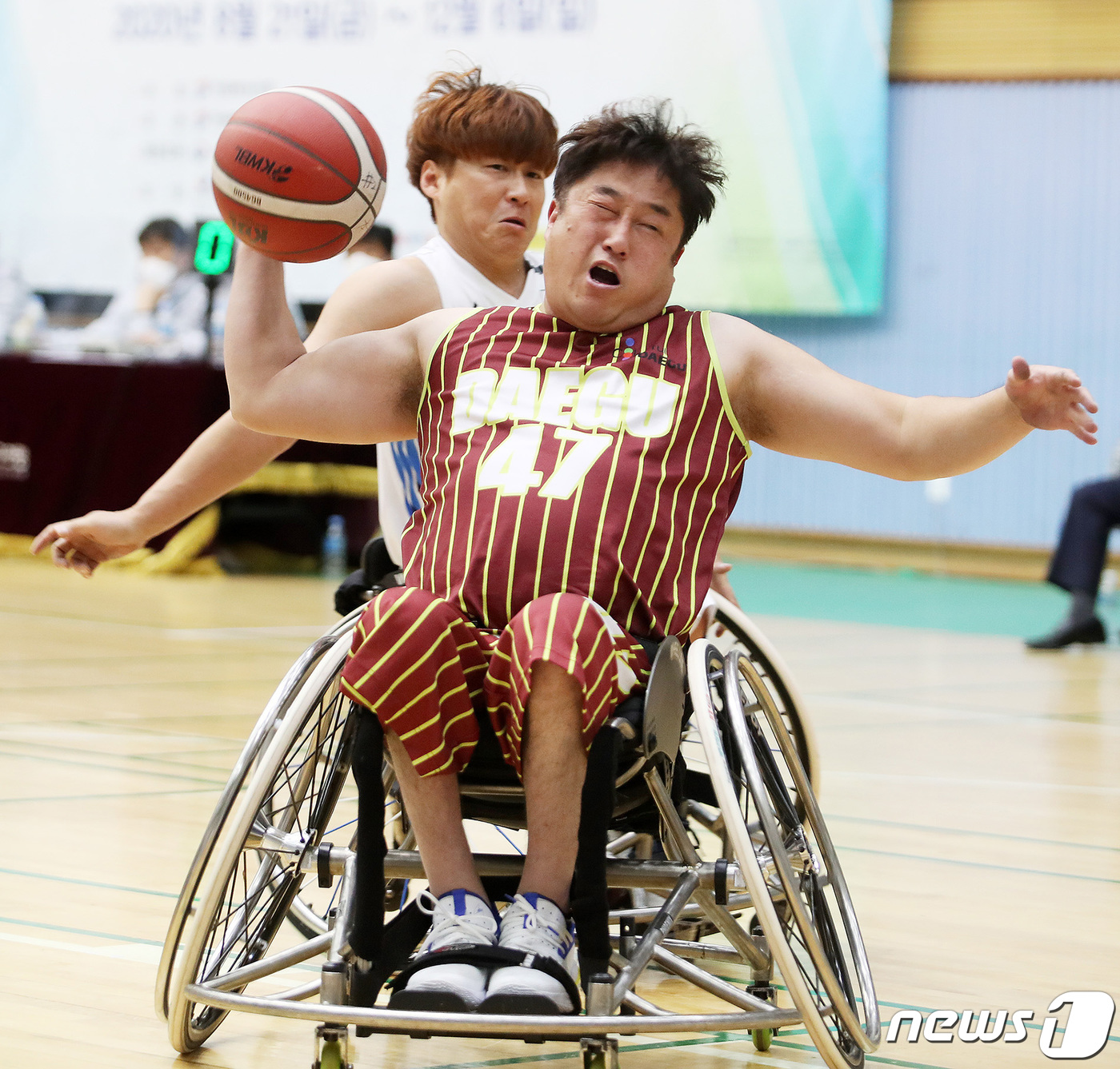 (서울=뉴스1) = 16일 오후 강원도 양구군 양구문화체육센터에서 열린 ‘2020 KWBL 휠체어농구리그’ 제주특별자치도와 대구광역시청의 경기에서 대구 백상하(오른쪽)와 제주 황우 …