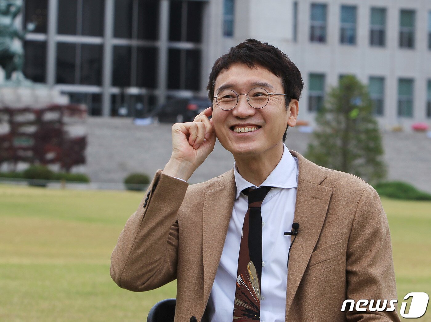 본문 이미지 - 김웅 의원이 뉴스1과의 인터뷰 도중 환하게 웃고 있다.ⓒ 뉴스1 이길우 객원대기자