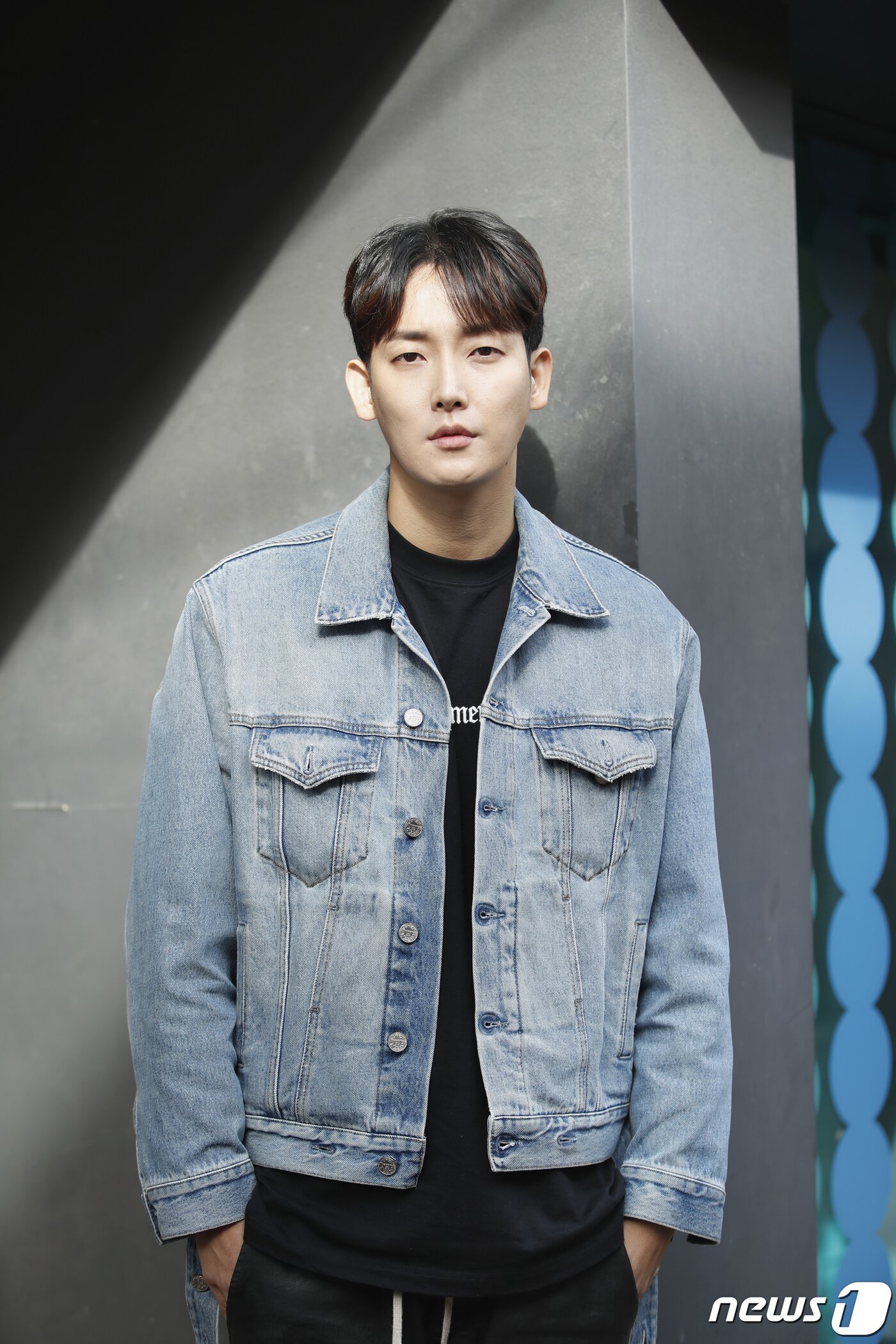 본문 이미지 - 서울 종로구 삼청동 카페. '아름다운 남자, 시벨롬(si bel homme)' 박형근 인터뷰/뉴스1 ⓒ News1