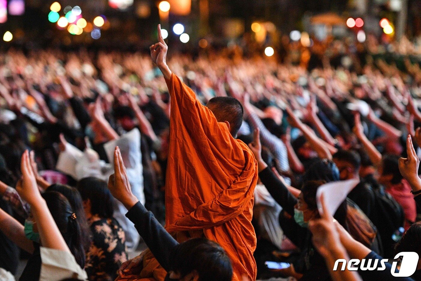 본문 이미지 - 18일 태국 방콕에서 반정부 시위에 참여한 불교 승려가 세 손가락 경례 포즈를 취하고 있다. ⓒ AFP=뉴스1