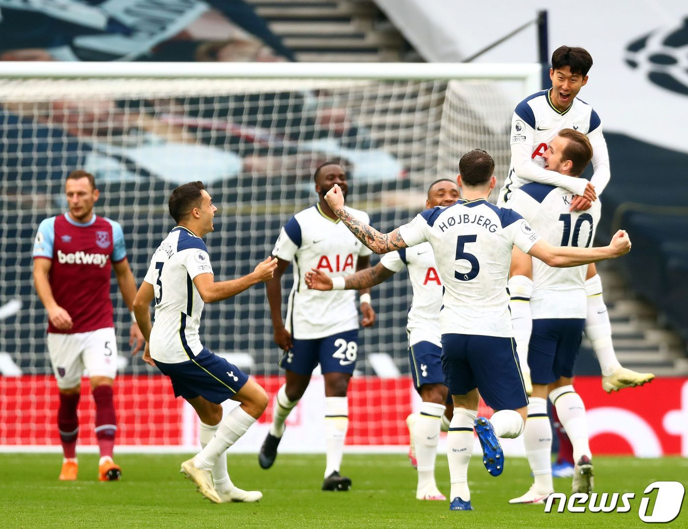 (AFP=뉴스1) 이동원 기자 = 손흥민이 19일(한국시각) 영국 런던 토트넘 홋스퍼 스타디움에서 열린 2020~21시즌 잉글랜드 프로축구 프리미어리그 5라운드 웨스트햄과 홈경기에 …