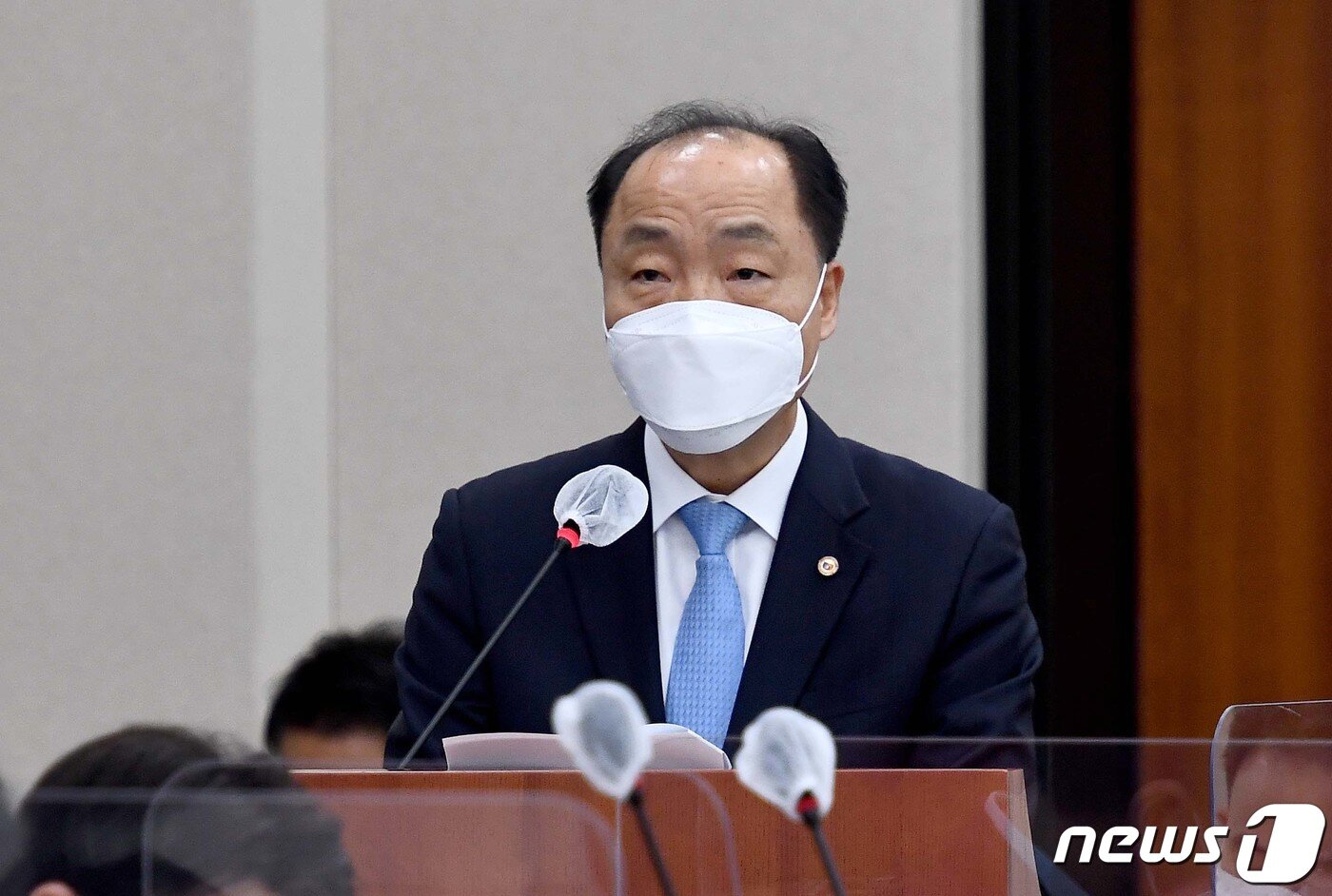 본문 이미지 - 조봉환 소상공인시장진흥공단 이사장이 19일 서울 여의도 국회에서 열린 산업통상자원중소벤처기업위원회의 중소벤처기업진흥공단, 기술보증기금 등에 대한 국정감사에서 업무보고를 하고 있다. 2020.10.19/뉴스1