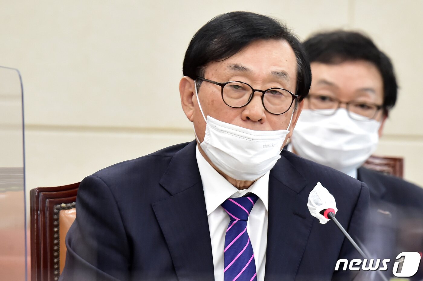 본문 이미지 - 김상균 방송문화진흥회 이사장이 19일 서울 여의도 국회에서 열린 과학기술정보방송통신위원회의 방송문화진흥회, 한국방송광고진흥공사에 대한 국정감사에서 질의에 답변하고 있다. 2020.10.19/뉴스1 ⓒ News1 성동훈 기자
