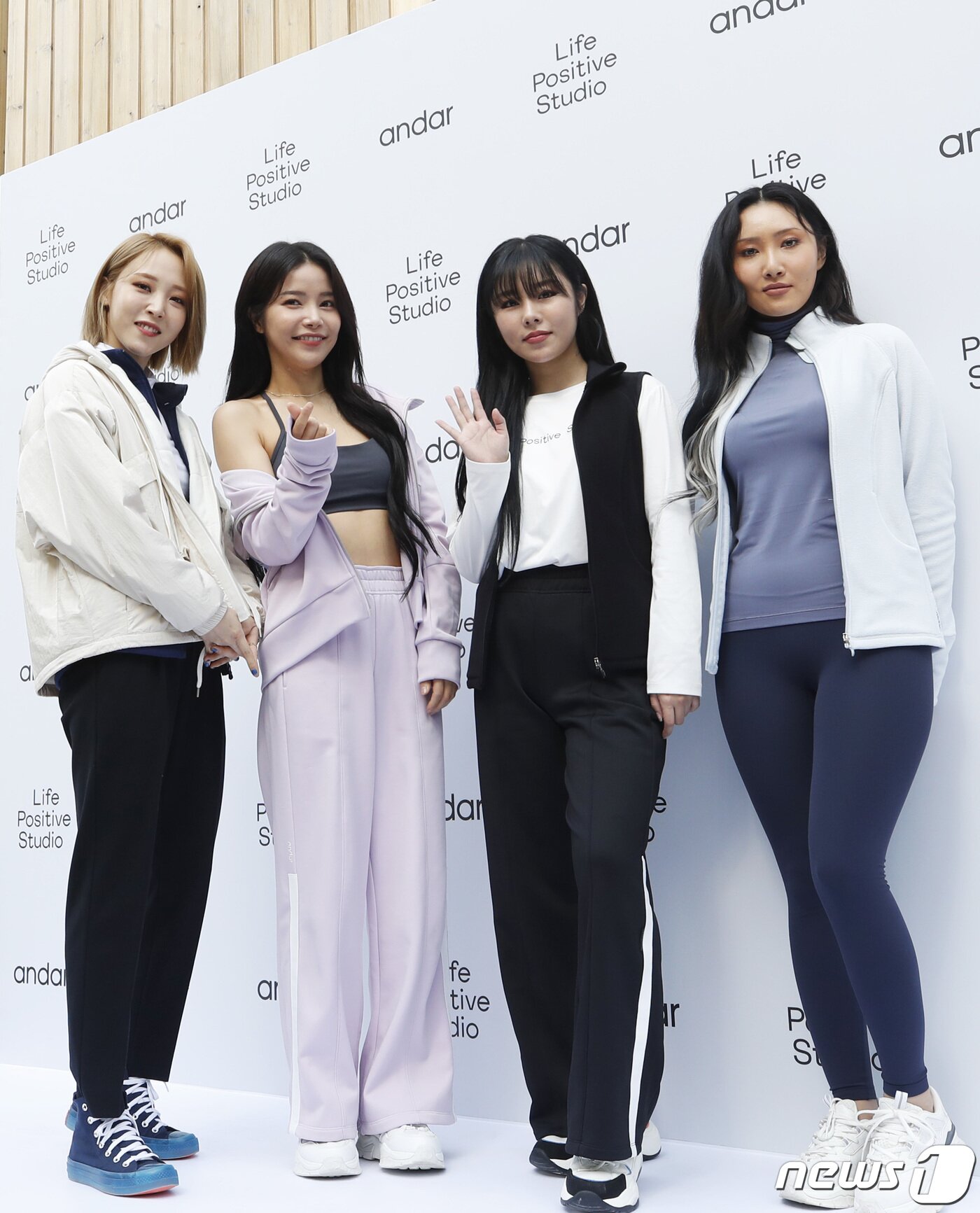 본문 이미지 - 그룹 마마무(MAMAMOO)의 문별(왼쪽부터), 솔라, 휘인, 화사가 19일 오후 서울 종로구 소격동의 한 스튜디오에서 열린 포토 행사에 참석해 포즈를 취하고 있다. 2020,10,19/뉴스1 ⓒ News1 권현진 기자