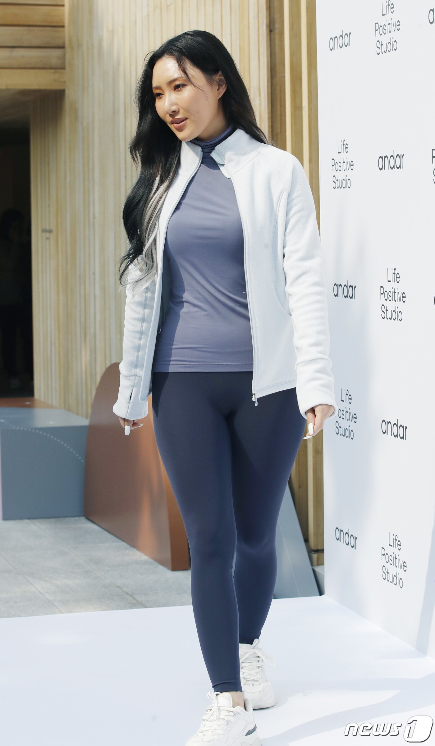 본문 이미지 - 그룹 마마무(MAMAMOO)의 화사가 19일 오후 서울 종로구 소격동의 한 스튜디오에서 열린 포토 행사에 참석하고 있다. 2020,10,19/뉴스1 ⓒ News1 권현진 기자