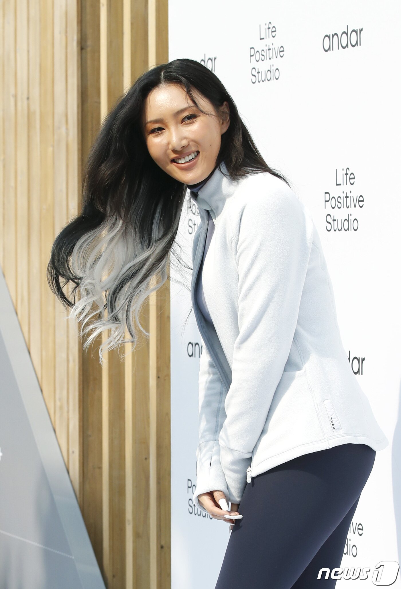 본문 이미지 - 그룹 마마무(MAMAMOO)의 화사가 19일 오후 서울 종로구 소격동의 한 스튜디오에서 열린 포토 항사에 참석해 미소를 짓고 있다. 2020,10,19/뉴스1 ⓒ News1 권현진 기자