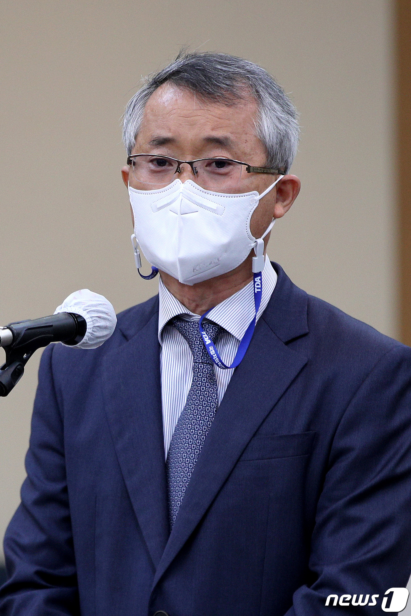 (대구=뉴스1) 공정식 기자 = 이청희 경북대치과병원장이 19일 오전 대구 북구 경북대학교 글로벌플라자에서 열린 국회 교육위원회의 대구·경북 및 강원 국립대에 대한 국정감사에서 업 …