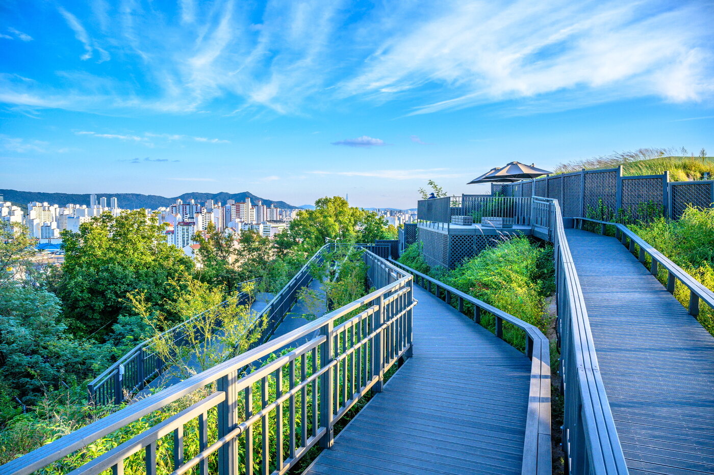 본문 이미지 - 영축산 정상의 전망대. 공릉동과 하계동 일대를 조망할 수 있다