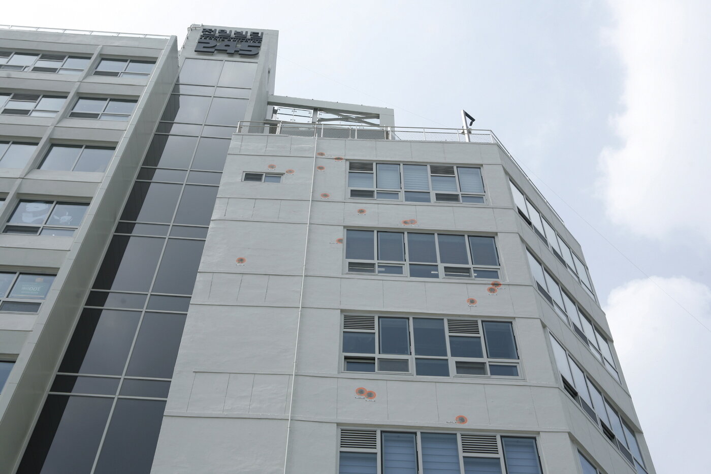 본문 이미지 - 전일빌딩245와 총탄의 흔적