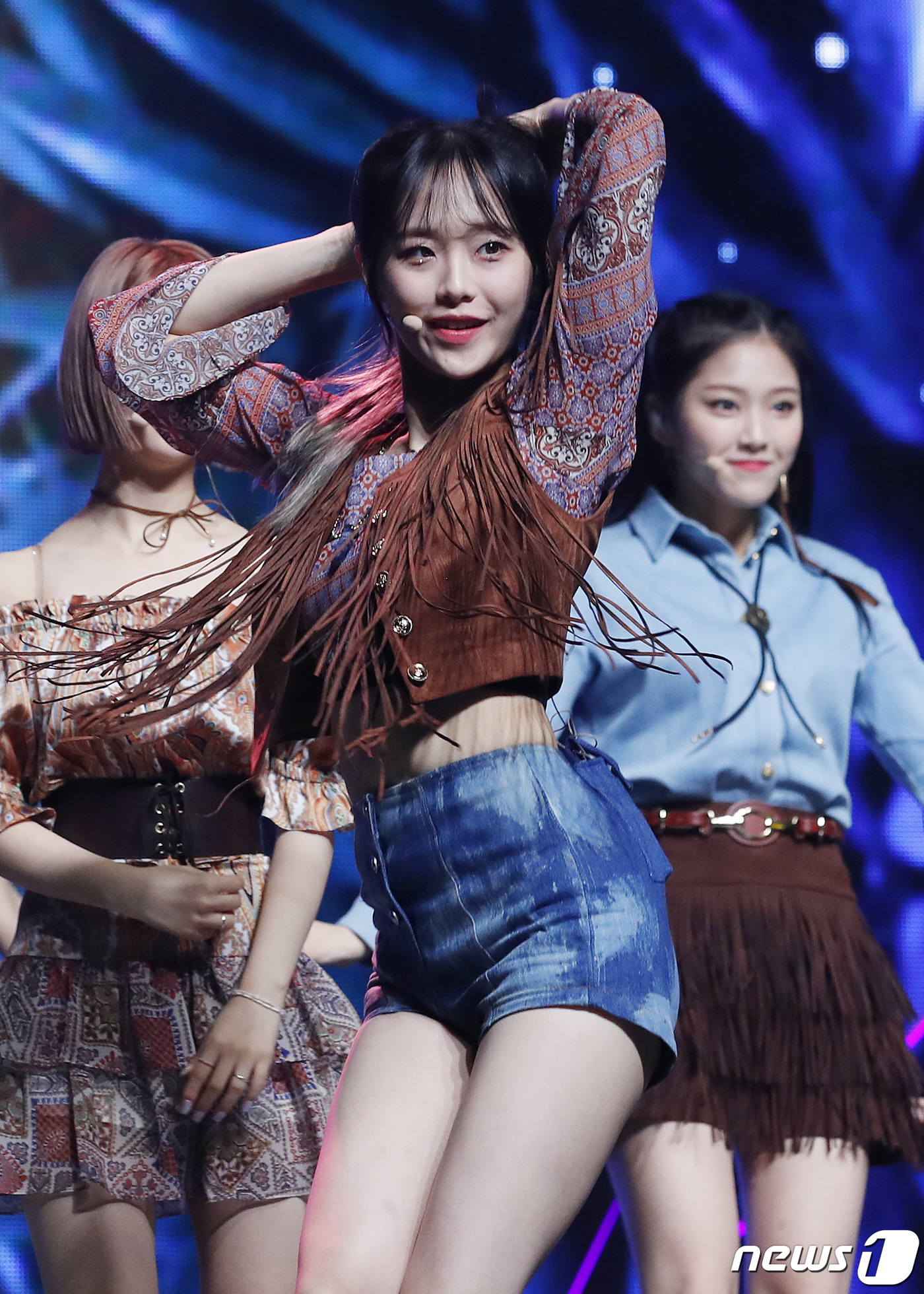 (서울=뉴스1) 권현진 기자 = 그룹 이달의 소녀의 츄가 19일 오후 서울 용산구 한남동 블루스퀘어에서 열린 세번째 미니앨범 '12:00' 발매 기념 쇼케이스에 참석해 신곡을 선보 …