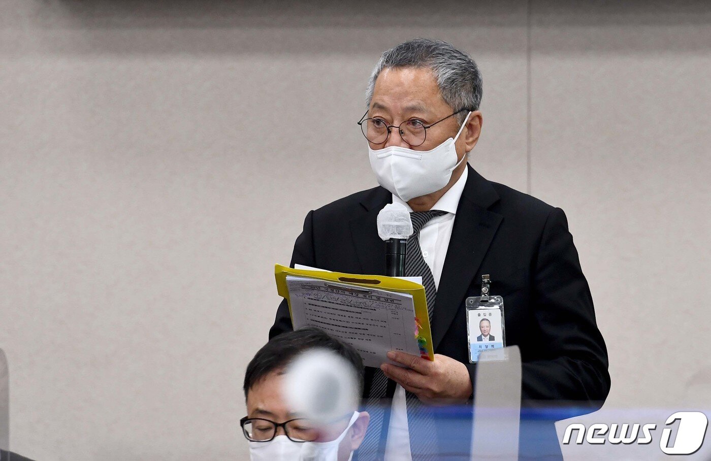 본문 이미지 - 최창희 공영홈쇼핑 대표가 19일 서울 여의도 국회에서 열린 산업통상자원중소벤처기업위원회의 중소벤처기업진흥공단, 기술보증기금 등에 대한 국정감사에서 류호정 정의당 의원에게 발언하고 있다. 2020.10.19/뉴스1 ⓒ News1 성동훈 기자