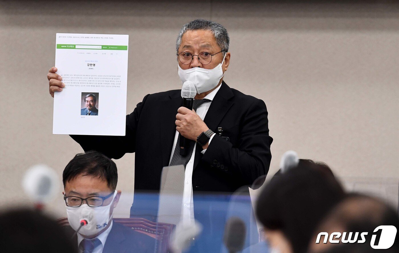 본문 이미지 - 최창희 공영홈쇼핑 대표가 19일 서울 여의도 국회에서 열린 산업통상자원중소벤처기업위원회의 중소벤처기업진흥공단, 기술보증기금 등에 대한 국정감사에서 이수진 더불어민주당 의원이 제기한 특혜채용 의혹에 대해 해명하고 있다. 2020.10.19/뉴스1 ⓒ News1 성동훈 기자