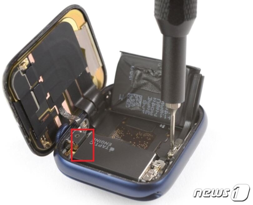 본문 이미지 - IT기기의 수리 정보 등을 제공하는 아이픽스잇(iFixit)이 애플워치SE와 함께 공개한 애플워치6의 분해도. 문제가 발생한 부분은 탭틱 엔진과 조그다이얼 사이의 부분이다.(아이픽스잇 갈무리) ⓒ 뉴스1
