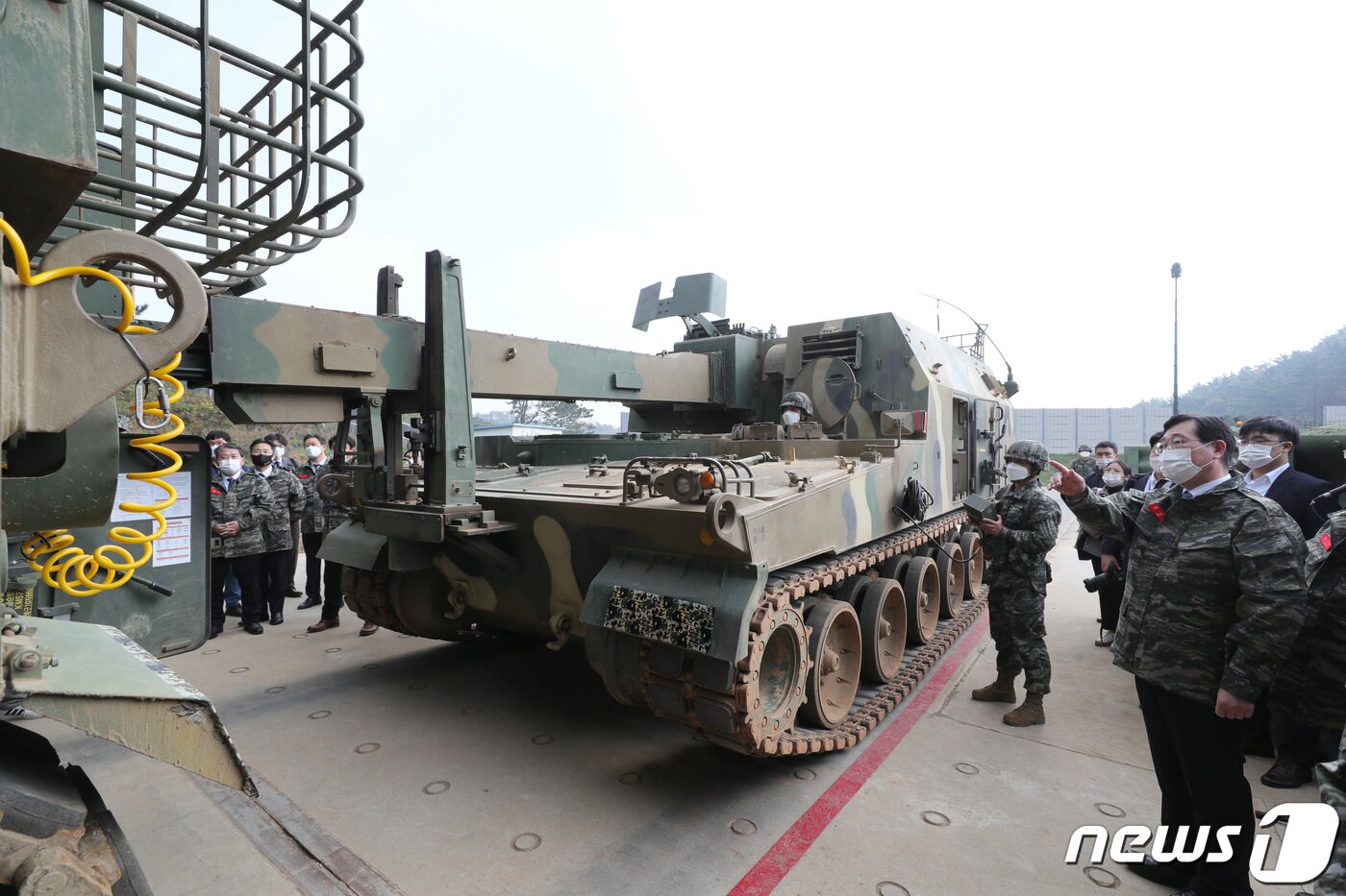 본문 이미지 - K10 탄약운반장갑차의 재보급 시연 모습. 2020.10.19/뉴스1 ⓒ News1 국회사진취재단