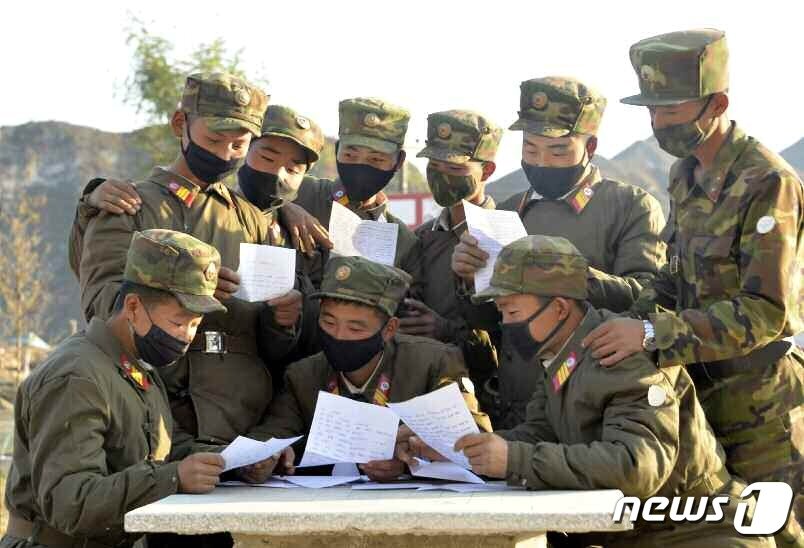 본문 이미지 - (평양 노동신문=뉴스1) = 북한 노동당 기관지 노동신문은 20일 전국 각지에서 수해복구에 나선 인민군 장병을 응원하는 위문편지가 전해지고 있다고 밝혔다.  [국내에서만 사용가능. 재배포 금지. DB 금지. For Use Only in the Republic of Korea. Redistribution Prohibited] rodongphoto@news1.kr