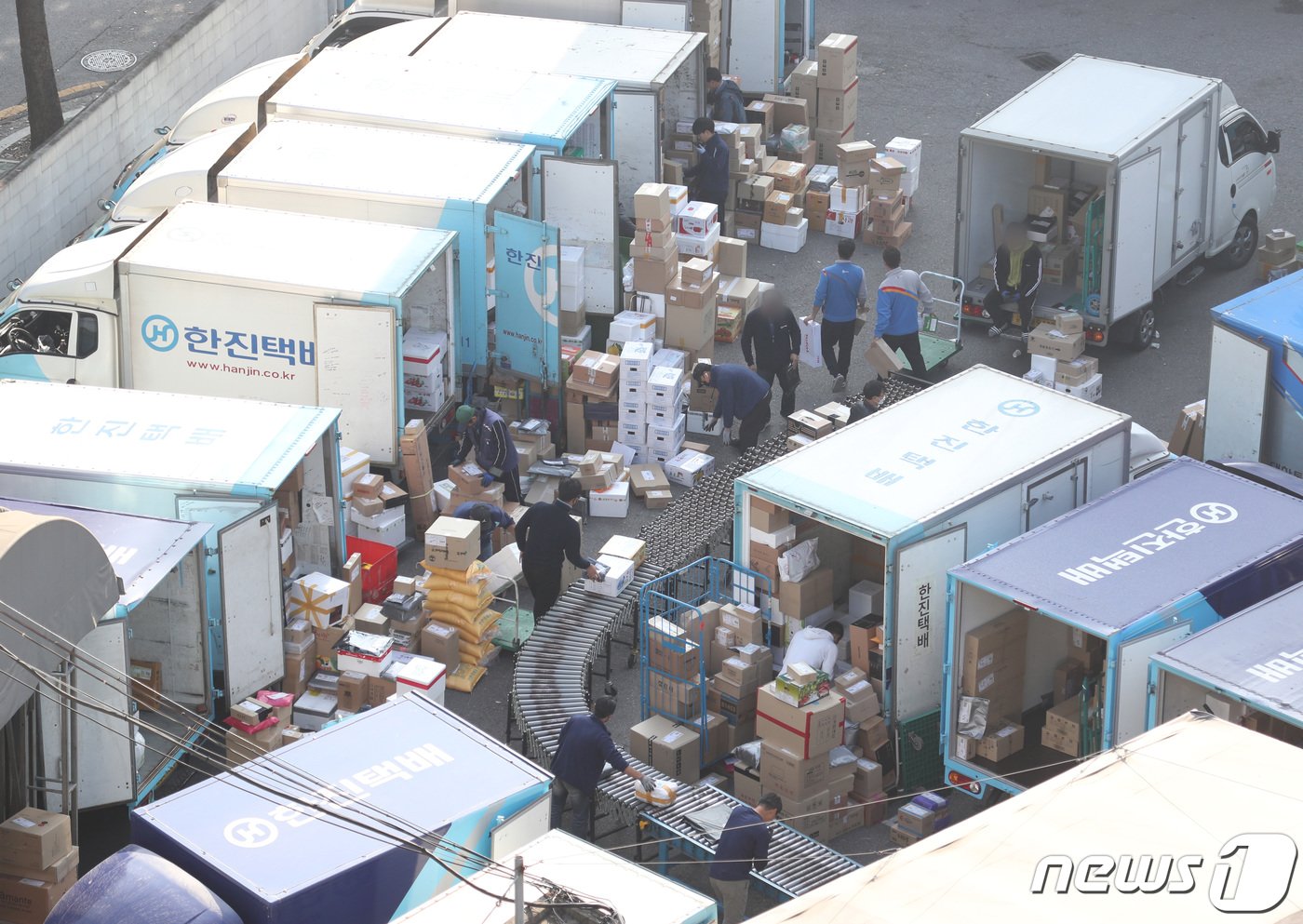 본문 이미지 - 서울의 한 택배 물류센터에서 작업자들이 쌓인 택배 박스를 나르고 있다. 2020.10.20/뉴스1 ⓒ News1 이성철 기자