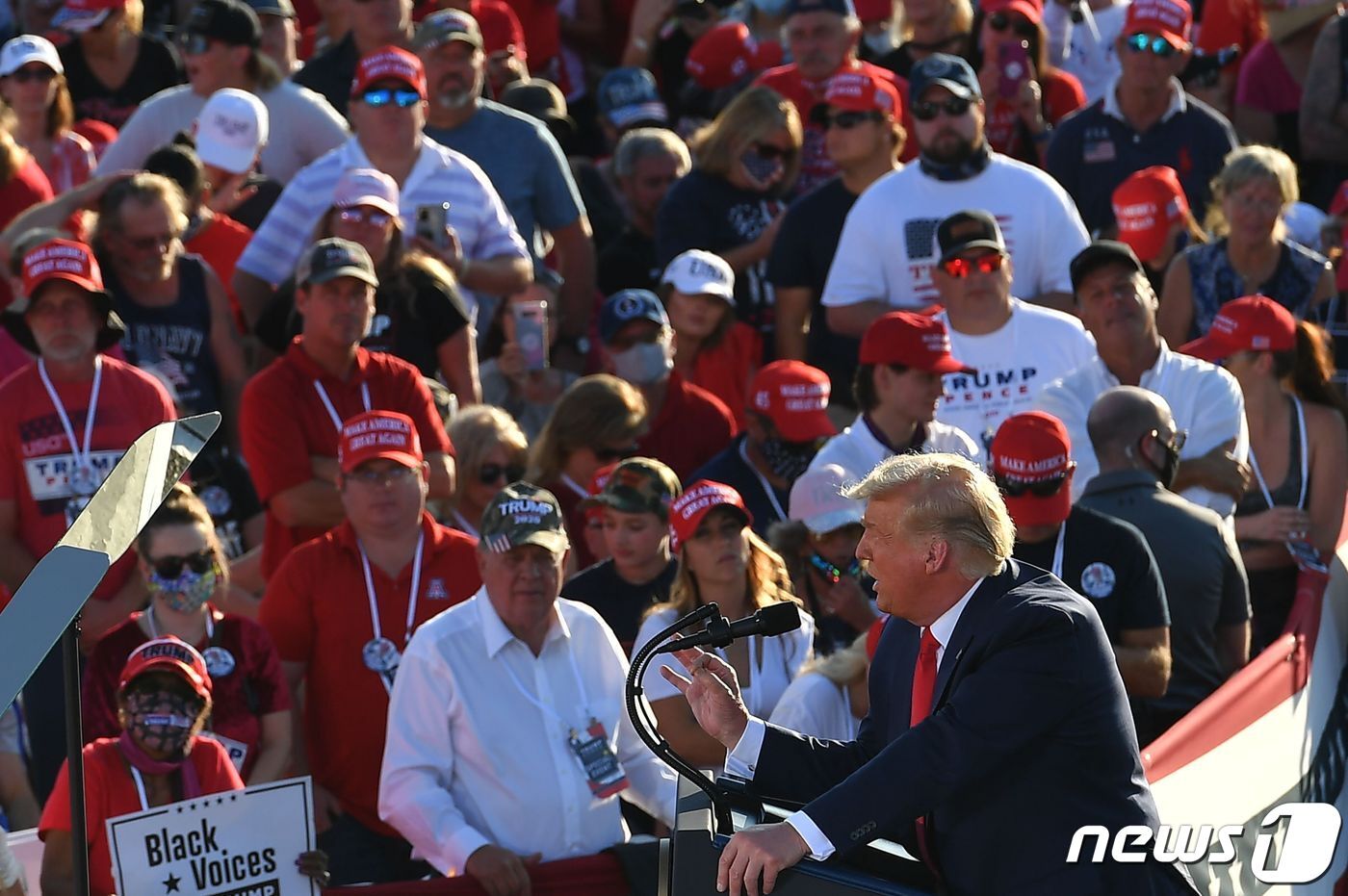 본문 이미지 - 트럼프 대통령이 대선 집회에서 연설하고 있다.  트럼프도 지지자도 거의 마스크를 안쓰고 있다. ⓒ AFP=뉴스1 ⓒ News1 