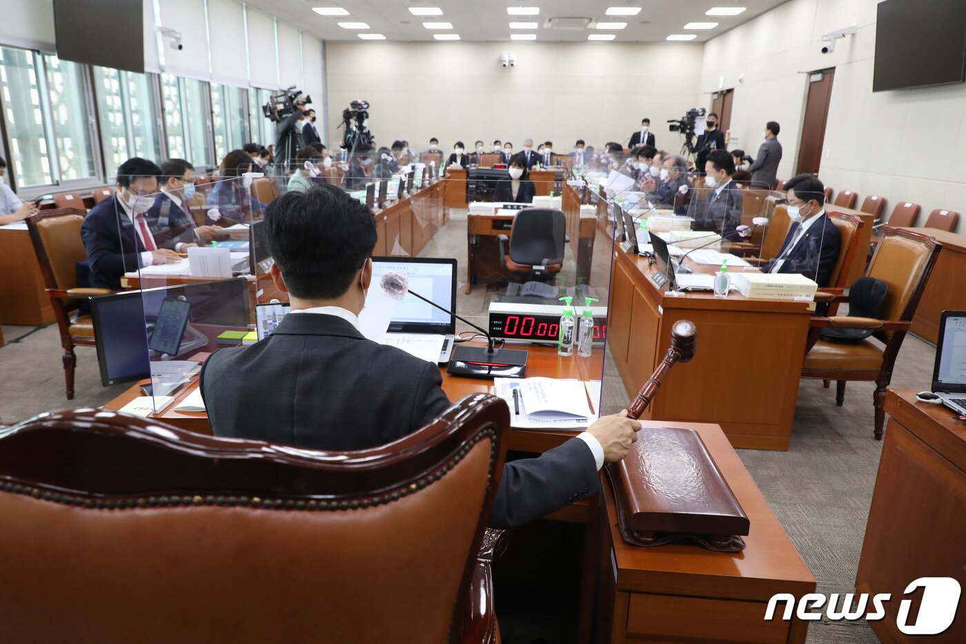 본문 이미지 - 김민석 국회 보건복지위원회 위원장이 20일 서울 여의도 국회에서 열린 보건복지위원회의 국민건강보험공단, 건강보험심사평에 대한 국정감사에서 시작을 알리는 의사봉을 두드리고 있다./뉴스1 ⓒ News1 성동훈 기자