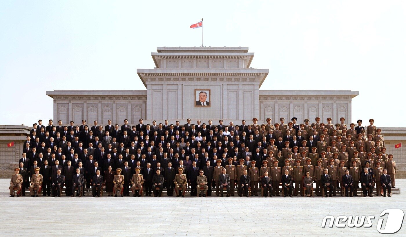 본문 이미지 - 2010년 10월 당창건 65주년을 맞아 김정일 국방위원장과 후계자 김정은이 행사참석 주요 간부들과 기념촬영을 하고 있다. 리을설 등 1세대부터 3세대 간부들이 망라돼 있다. &#40;사진 제공 : 미디어한국학&#41; ⓒ 뉴스1