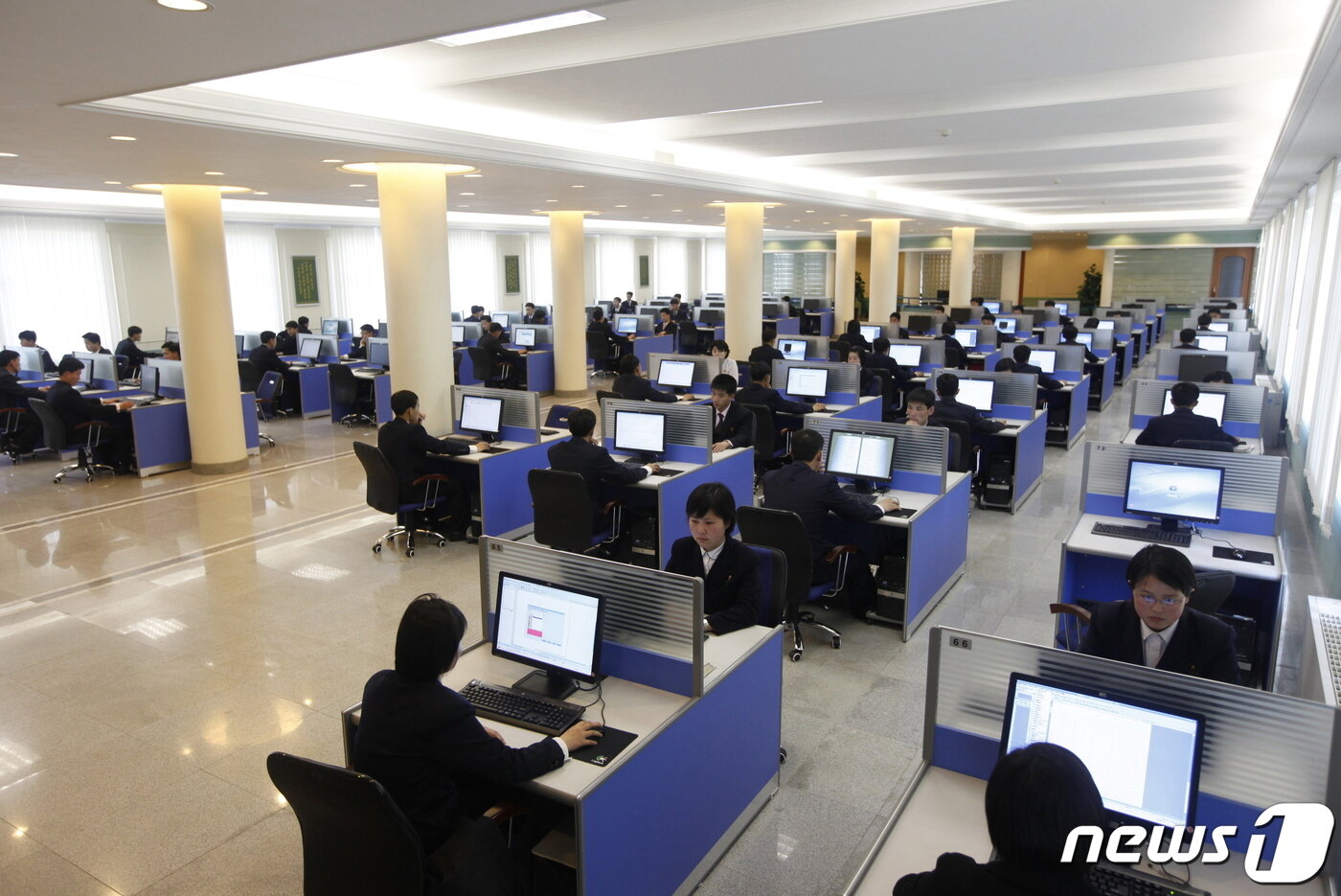 본문 이미지 - 김일성종합대학 학생들이 전자도서관 열람실에서 컴퓨터를 활용해 학습하고 있다. 북한의 3~4세대는 컴퓨터와 휴대폰 등 디지털문화에 본격 접하기 시작한 세대다. &#40;사진 제공 : 미디어한국학&#41; ⓒ 뉴스1