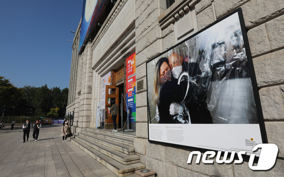 서울도서관 외벽에 걸린 전 세계 코로나 사진 - 뉴스 썸네일 이미지