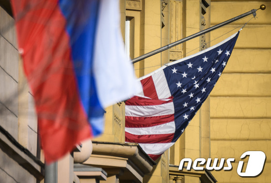 미국 국기(사진 오른쪽)과 러시아 국기. © AFP=뉴스1