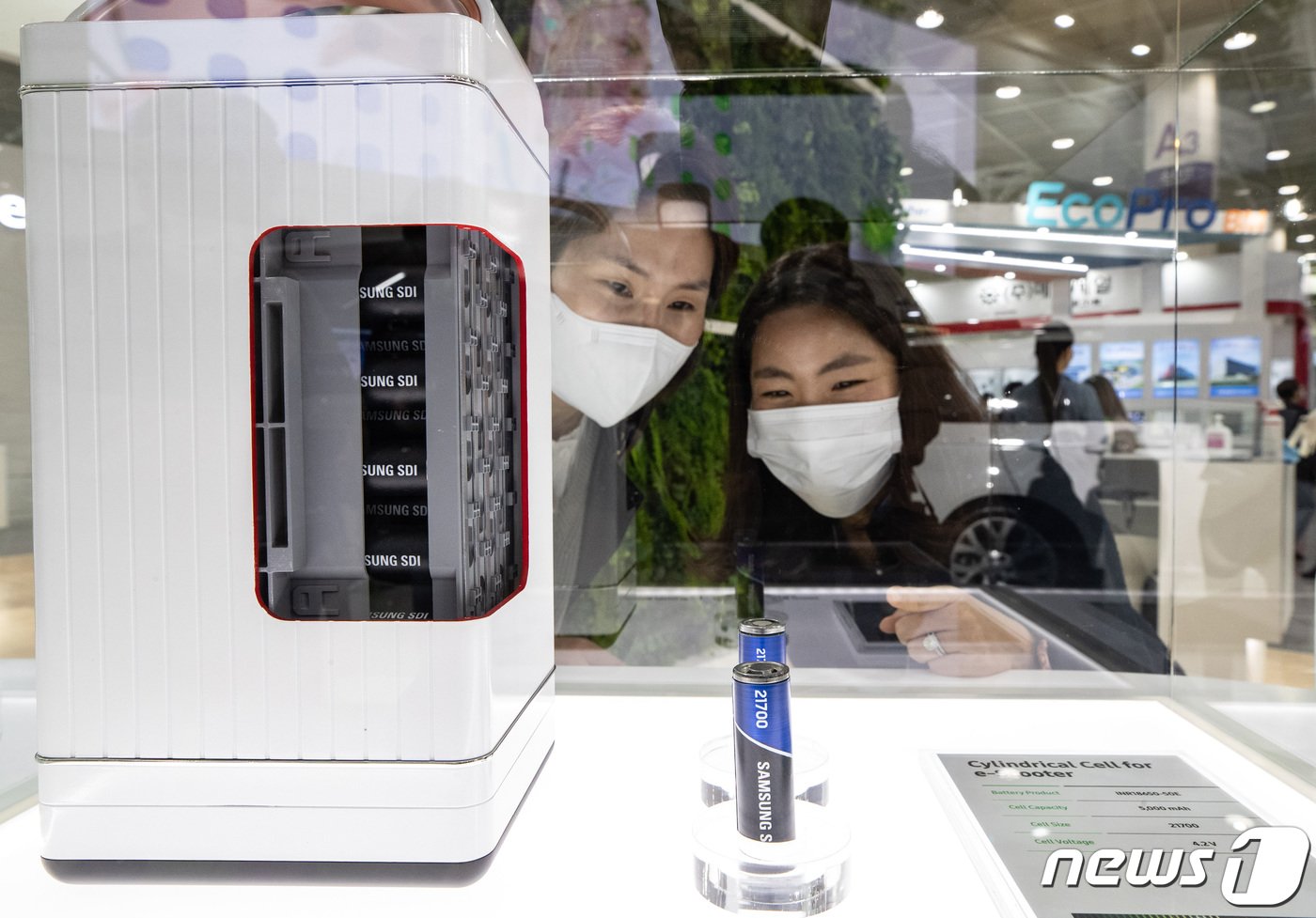 본문 이미지 - 서울 강남구 코엑스에서 열린 배터리산업 전시회 &#39;인터배터리 2020&#39;을 찾은 관람객들이 삼성SDI 전시부스를 살펴보고 있다. .2020.10.21/뉴스1 ⓒ News1 이재명 기자