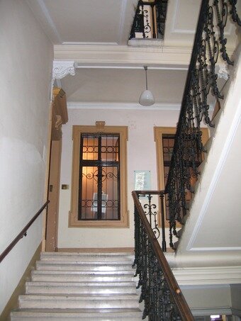 본문 이미지 - 빈 베르크가 19번지 프로이트박물관으로 올라가는 계단. 조성관 작가 제공