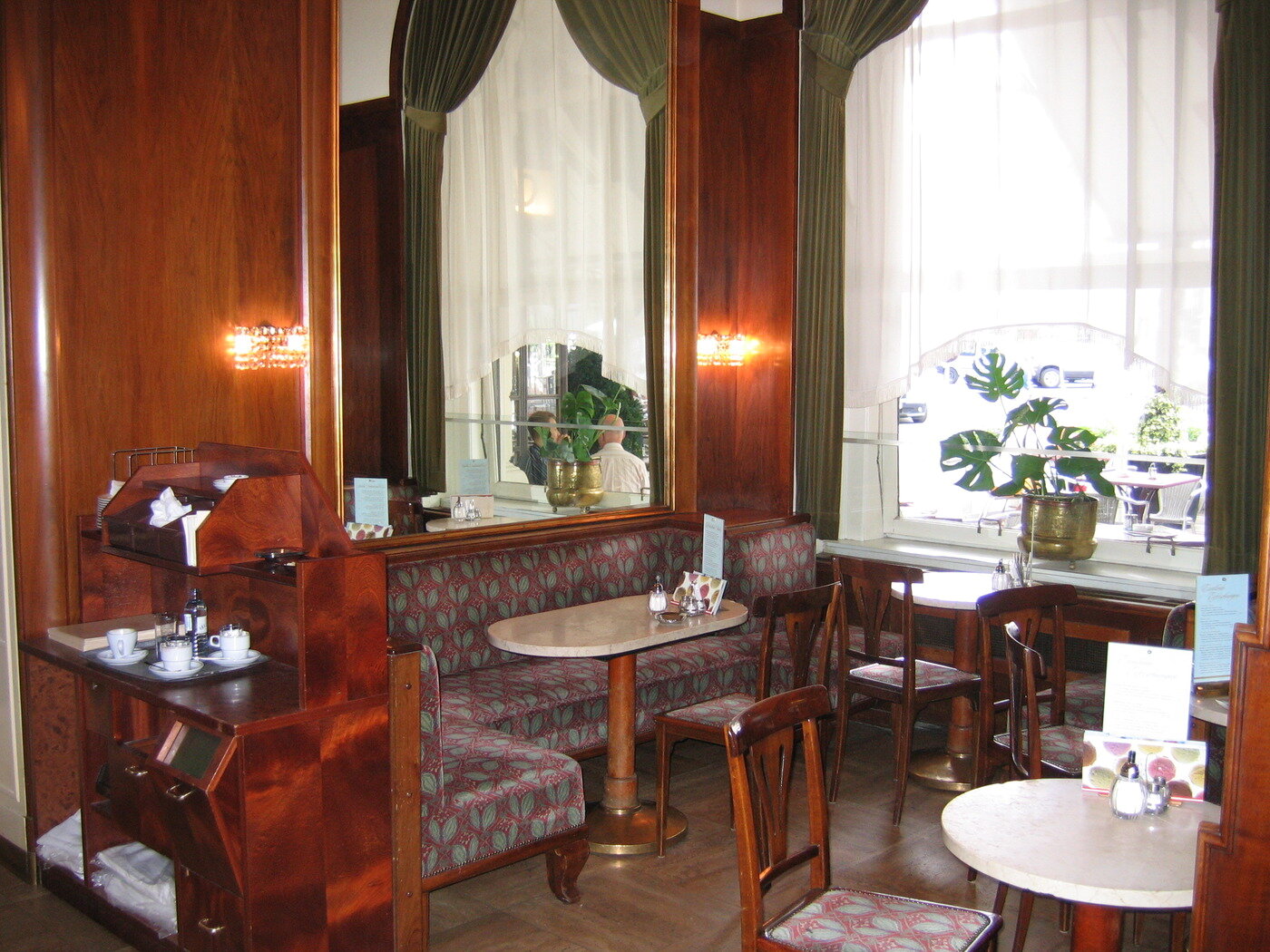 본문 이미지 - 프로이트가 단골 카페 란트만을 찾을 때마다 앉곤 하던 거울이 있는 자리. 조성관 작가 제공