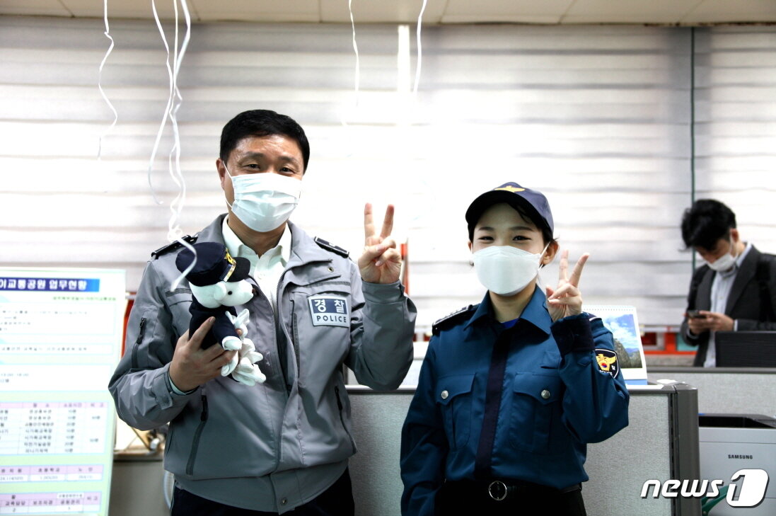 본문 이미지 - 뇌종양을 이겨낸 광주북부경찰서 교통과 장택수 경위와 만난 조유하양.(메이크어위시 한국지부 제공) /뉴스1 ⓒ News1