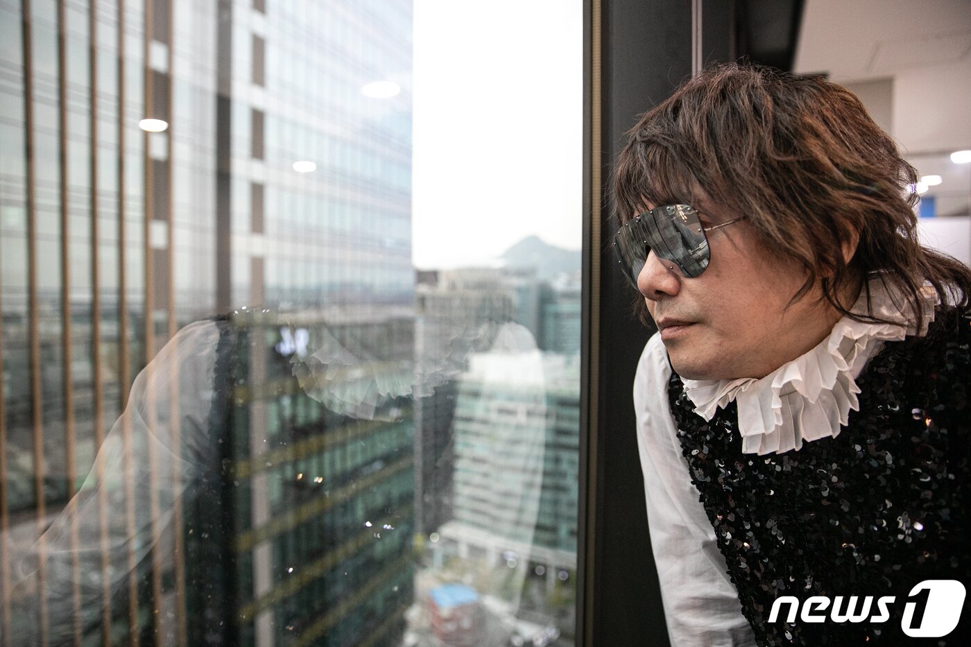 본문 이미지 - 가수 김장훈이 서울 종로구 뉴스1 본사에서 인터뷰에 앞서 포즈를 취하고 있다.  ⓒ News1 이승배 기자