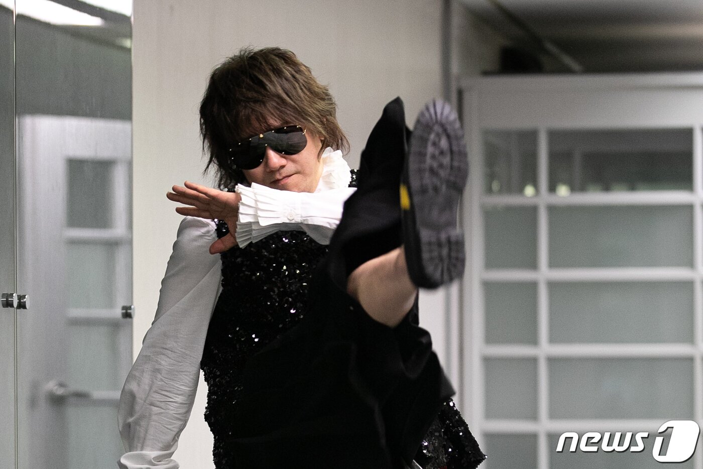 본문 이미지 - 가수 김장훈이 서울 종로구 뉴스1 본사에서 인터뷰에 앞서 포즈를 취하고 있다.  ⓒ News1 이승배 기자