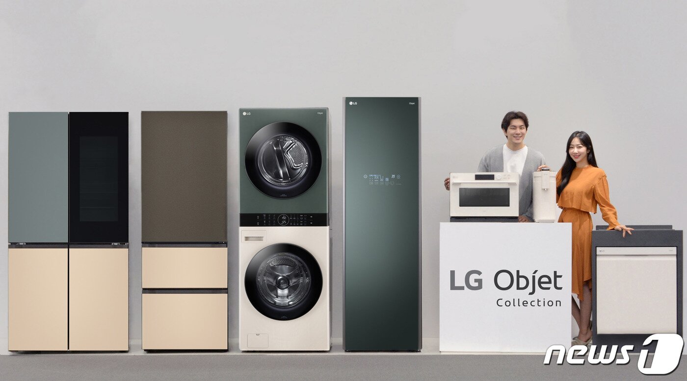 본문 이미지 - LG전자가 22일 새로운 공간 인테리어 가전 브랜드 'LG Objet Collection(LG 오브제컬렉션)'을 런칭하고 신제품 11종을 출시했다. 왼쪽부터 LG 오브제컬렉션 상냉장 하냉동 냉장고, 김치 냉장고, 워시타워, 스타일러, 광파오븐, 정수기, 식기세척기.(LG전자 제공) ⓒ 뉴스1