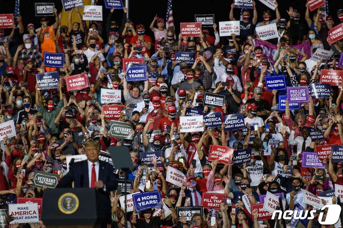 본문 이미지 - 도널드 트럼프 미국 대통령이 21일(현지시각) 대선 경합 주인 노스캐롤라이나주 개스토니아 공항에서 열린 대선집회서 연설을 하고 있다. ⓒ AFP=뉴스1 ⓒ News1 우동명 기자