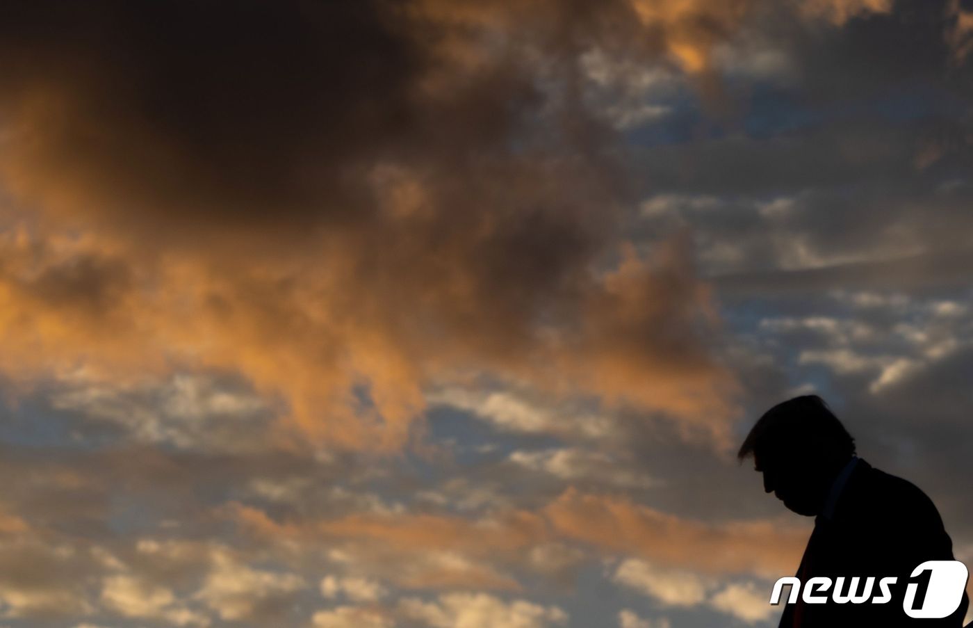 (샬럿 AFP=뉴스1) 우동명 기자 = 도널드 트럼프 미국 대통령이 21일(현지시각) 대선 경합 주인 노스캐롤라이나주 샬럿 더글라스 국제공항에서 전용기를 내리고 있다.ⓒ AFP=뉴 …