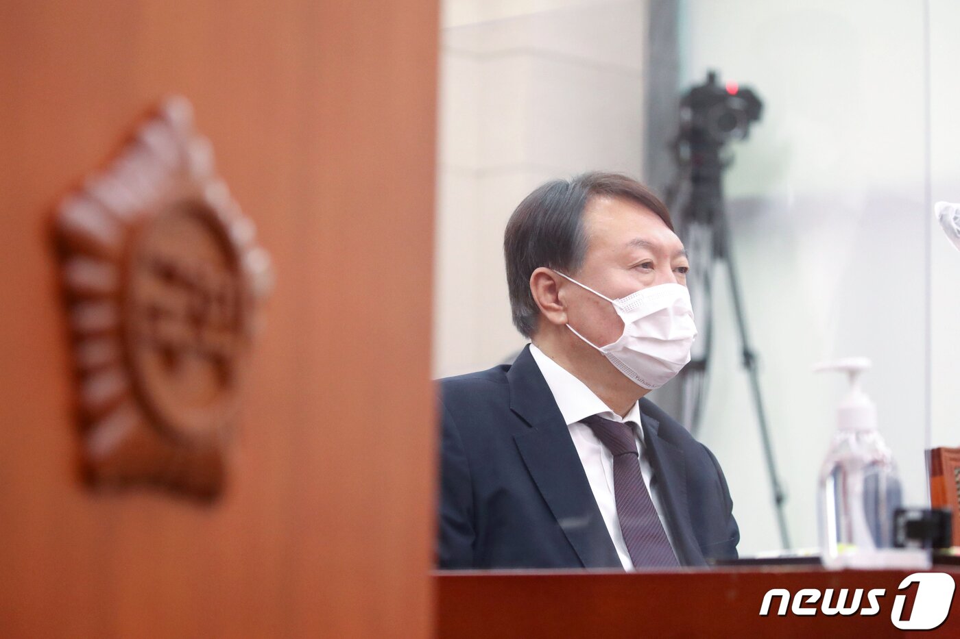 본문 이미지 - 윤석열 검찰총장이 22일 서울 여의도 국회에서 열린 법제사법위원회의 대검찰청에 대한 국정감사에서 의원 질의에 답변하고 있다. 2020.10.22/뉴스1 ⓒ News1 성동훈 기자