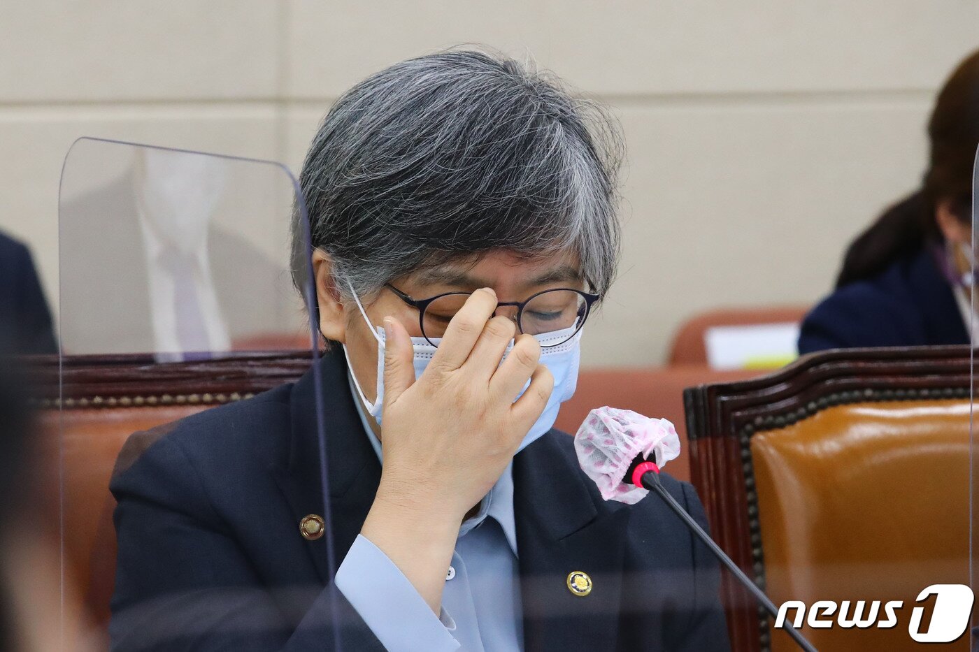 본문 이미지 - 정은경 질병관리청장이 22일 서울 여의도 국회에서 열린 보건복지위원회의 보건복지부 및 질병관리청 종합 국정감사에서 안경을 만지고 있다./뉴스1 ⓒ News1 박세연 기자