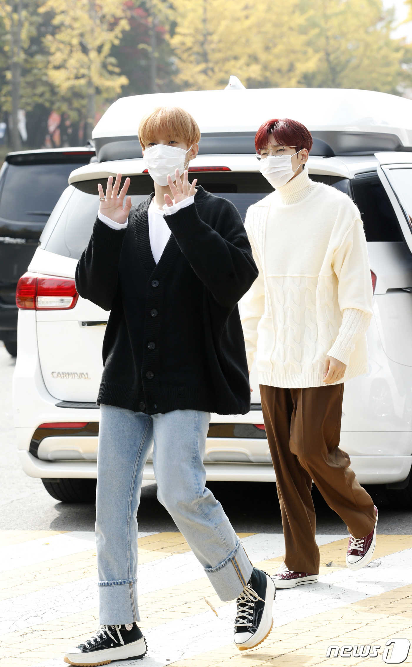 (서울=뉴스1) 권현진 기자 = 세븐틴 도겸, 원우(오른쪽)가 22일 오후 서울 영등포구 여의도동 KBS 본관에서 열린 KBS Cool FM '정은지의 가요광장'을 위해 방송국에 …